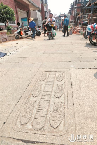 石板路上雕刻的小魚圖案 石板路上雕刻的小魚圖案