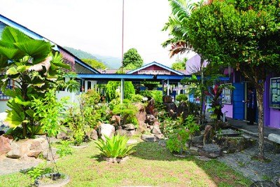 新華小學(xué)環(huán)境清幽。（馬來西亞《光華報(bào)》）