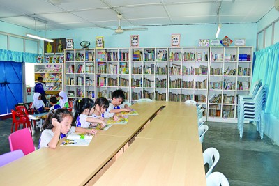 圖書館規(guī)模不小，藏書逾3千本。（馬來西亞《光華日?qǐng)?bào)》）