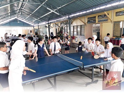 新港門培才華小各族男女同學(xué)休息節(jié)一起打乒乓。(馬來西亞《光華日?qǐng)?bào)》)