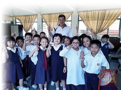 黃添福與各族學(xué)生開心合照。(馬來西亞《光華日?qǐng)?bào)》)