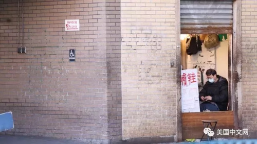 地鐵路軌下方，修鞋匠窩在電梯大的店里。(美國中文網(wǎng))