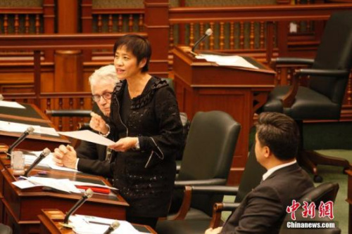 資料圖：在南京大屠殺80周年之際，加拿大安大略省省議會舉行南京大屠殺紀念活動。圖為黃素梅就南京大屠殺紀念日宣讀聲明。<a target='_blank' >中新社</a>記者 余瑞冬 攝 