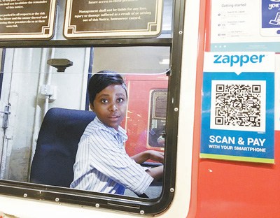 南非約翰內(nèi)斯堡一處停車場收費處接受掃碼支付。人民日報記者 李志偉 攝