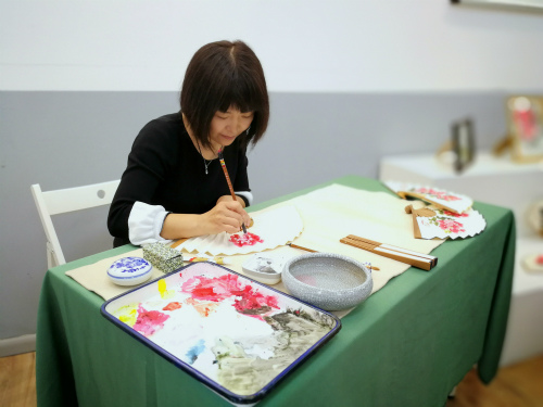 杜國紅女士現(xiàn)場作畫。