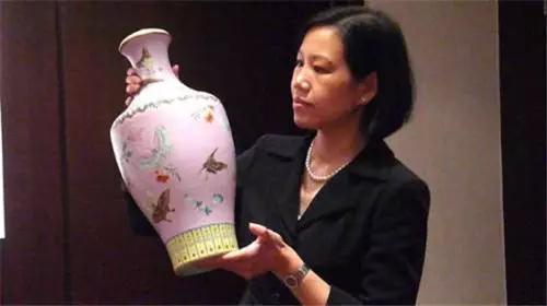 幾經(jīng)周折，清乾隆御制“粉紅地粉彩軋道蝴蝶瓶”回歸故里。(大公報(bào)攝)