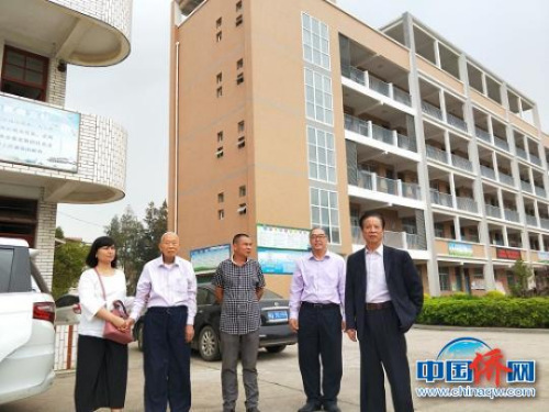 姚春桂察看姚世雄中學(xué)?！￡惾式堋z