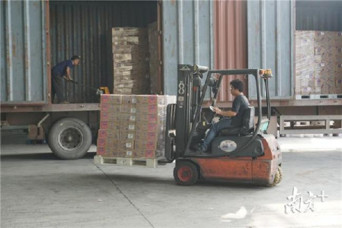 工人正在卸貨。張泳渝 攝