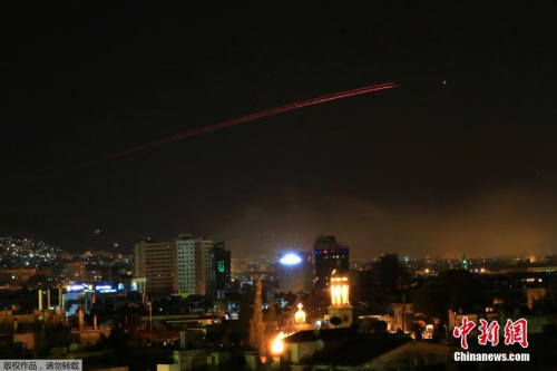 當(dāng)?shù)貢r(shí)間4月13日晚，美國聯(lián)合英國和法國對敘利亞軍事設(shè)施實(shí)施精準(zhǔn)打擊。據(jù)路透社報(bào)道，目擊者稱，敘利亞大馬士革傳出爆炸聲，東部升起煙霧。