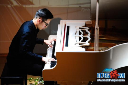 當(dāng)?shù)貢r(shí)間4月13日，中俄友好交流音樂(lè)會(huì)——鋼琴專場(chǎng)在莫斯科舉行。　鐘欣 攝