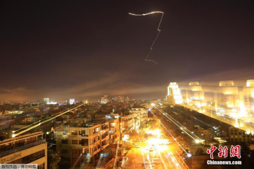 當(dāng)?shù)貢r(shí)間4月13日晚，美國聯(lián)合英國和法國對敘利亞軍事設(shè)施實(shí)施精準(zhǔn)打擊。