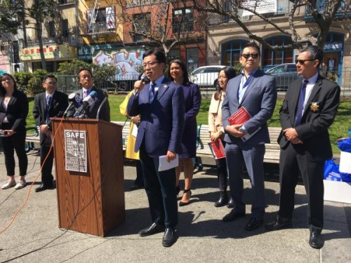 中國駐舊金山總領館副總領事任發(fā)強發(fā)表演講。(中國日報網)