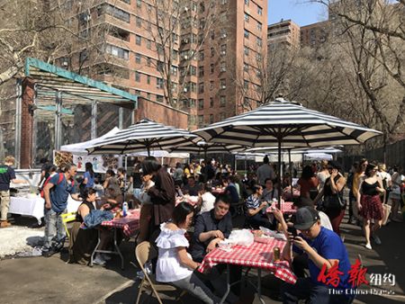 集市上的商家生意火爆。（美國僑報(bào)網(wǎng) 陳辰 攝)