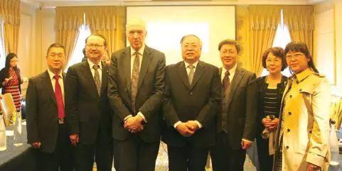 2017年3月20日，2017年寧夏（英國）人才交流推介會在倫敦召開。圖為與會嘉賓合影。（圖片來源：歐洲時報實習(xí)記者李雨麗 攝）