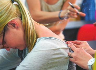 來自東歐國家的醫(yī)生正在學習傳統(tǒng)中醫(yī)灸法。