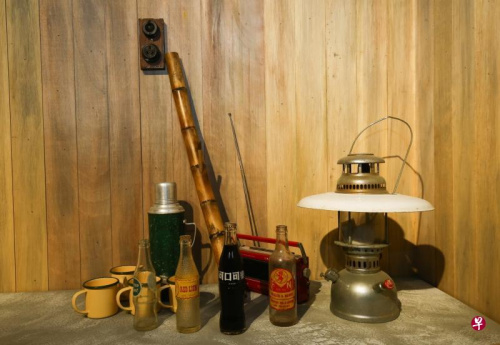 昔日甘榜山亭的鄉(xiāng)村生活通過實(shí)物與照片展現(xiàn)在公眾眼前，包括廣東四邑人過去常抽的竹筒煙。(新加坡《聯(lián)合早報(bào)》/陳斌勤 攝)