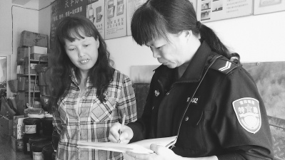 城廂區(qū)霞林網格站管理員入戶采集信息。(資料圖片)