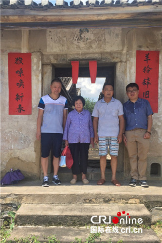 由左向右依次是：鄧世軒堂叔(叔婆的孩子)、叔婆(爺爺?shù)奶玫?、堂哥(爺爺哥哥的孫子)、鄧世軒(受訪者供圖)