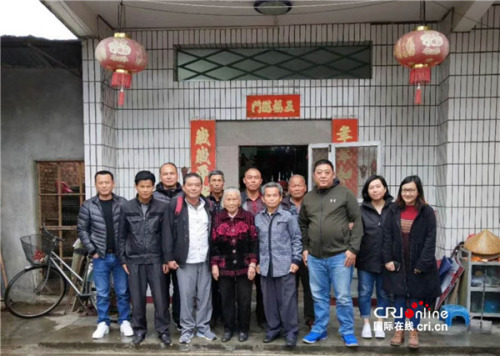 蔡錦蘭和在中國(guó)的親人合影，右一為蔡錦蘭，右三為蔡錦蘭叔公(爺爺?shù)奶玫?(受訪者供圖)