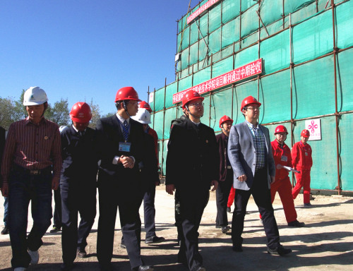 劉大使考察援阿國(guó)家職業(yè)技術(shù)學(xué)院項(xiàng)目