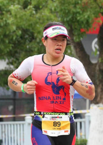 林妮娜來自青陽蓮嶼，是一位全能型運動達人。憑借2017年的優(yōu)異表現(xiàn)，林妮娜獲得2018IRONMAN銀標AWA，是福建首位獲得AWA榮譽的鐵三女選手。
