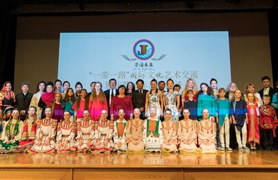 精彩演出(圖片來(lái)源:中國(guó)駐俄羅斯大使館網(wǎng)站) 精彩演出(圖片來(lái)源:中國(guó)駐俄羅斯大使館網(wǎng)站)