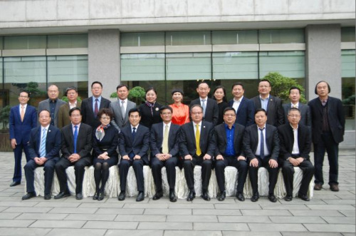 3 熊建平部長(前排左五)、王曉峰常務(wù)副部長(前排左四)與省僑商會會長團成員、監(jiān)事會領(lǐng)導合影.png