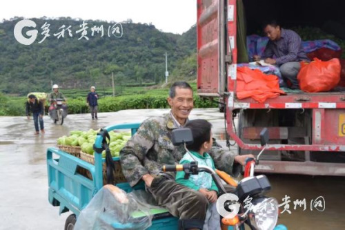 豐收后的村民洋溢著幸福的笑容 豐收后的村民洋溢著幸福的笑容