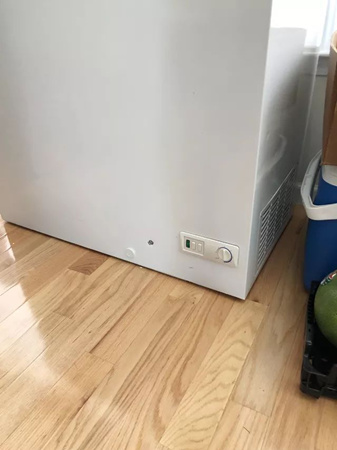 冰箱上的彈孔。（美國波士頓《僑報周末》微信公眾號）