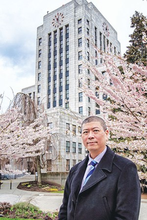 陳冠宇在市政府大樓前的照片。(加拿大《明報》/陳冠宇提供)