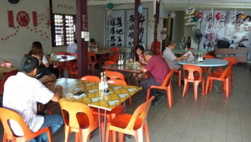 這間淳樸的老咖啡店包涵了村民們濃濃的情意結(jié)，通過傳統(tǒng)海南美食的飄香，將多年的情誼傳播得更遠(yuǎn)更長久