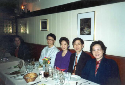 王淼（右三）到美國后不久