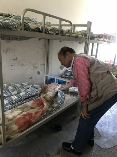 馮雅迪會(huì)長(zhǎng)察看片馬彝族鄉(xiāng)中心小學(xué)學(xué)生住宿情況