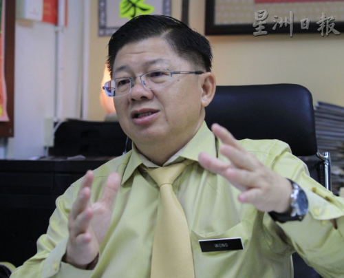 馬來西亞全國校長職工會(huì)總會(huì)長王仕發(fā)：華小電腦班是加插在上課時(shí)間表內(nèi)，以增加時(shí)間的方式上課，并沒有挪用其他節(jié)數(shù)。(圖：星洲日報(bào))