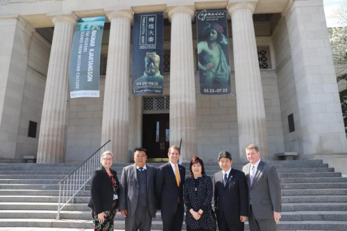 章啟月總領(lǐng)事與中美文博機(jī)構(gòu)負(fù)責(zé)人合影