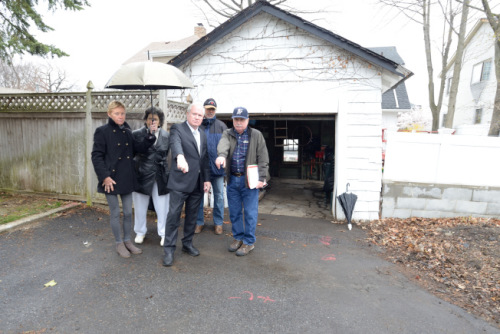 貝賽211街與34大道居民聯(lián)合抗議交通局不抬高地基。(美國《世界日?qǐng)?bào)》/朱澤人 攝)