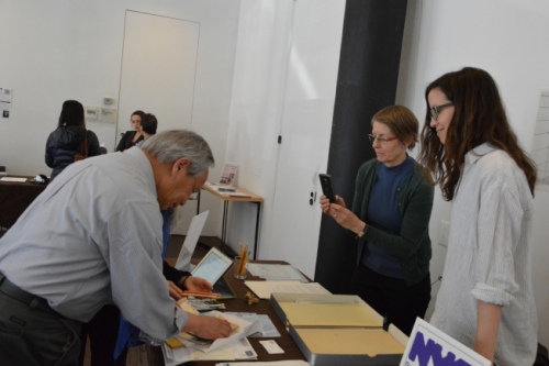 梁晉(前排左一)展示自家文物。(記者牟蘭／攝影)