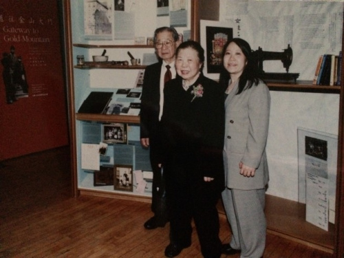 陳洽富(左起)、妻子和陳翠蘭2002年與參加美國(guó)華人博物館展覽的陳家文物。(陳翠蘭提供)