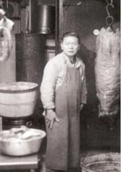 華埠勿街55號(hào)新源盛地下作坊在1940年代早期華人的面貌。(美國(guó)《世界日?qǐng)?bào)》資料圖）