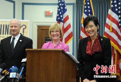 美國(guó)國(guó)會(huì)參眾兩院要求國(guó)會(huì)正式承認(rèn)《排華法案》有悖人權(quán)，并為此道歉。華裔眾議員趙美心(右)在提交議案前召開(kāi)記者會(huì)。(<a target='_blank' >中新社</a>記者 吳慶才 攝)