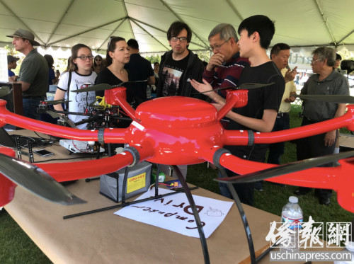 2018年，蒙市地球日活動中，3位華裔少年組建的非贏利組織“拯救星球”(Planet Save)，展示的無人機(jī)在環(huán)保領(lǐng)域的應(yīng)用概念引起關(guān)注，Spencer 林(右1)在介紹理念。圖片中紅色無人機(jī)為深圳科比特公司捐助。(美國《僑報(bào)》/章寧 攝)