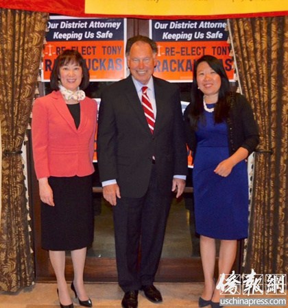 2018年中期選舉期間，部分華裔業(yè)界精英人士舉辦捐款晚宴，支持橙縣檢察院檢察長托尼·瑞考卡斯競選連任。托尼·瑞考卡斯(中)、橙縣檢察院唯一華裔高管Jenny錢(左)與晚宴籌辦人、籌款委員會成員之一Kate孫(右)在籌款晚宴上。(美國《僑報》/圖片由采訪對象提供)