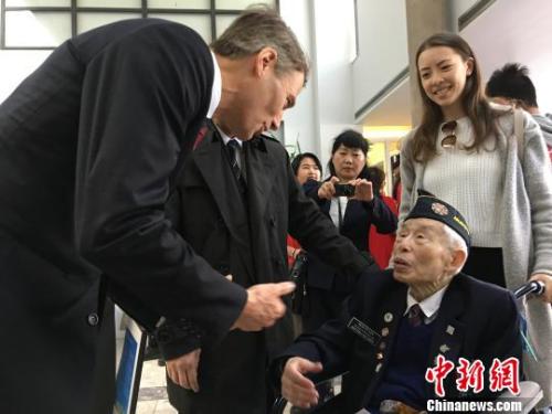 4月22日，溫哥華市長(zhǎng)羅品信(Gregor Robertson)在就歧視華人歷史向華人道歉的市議會(huì)特別會(huì)議結(jié)束后，與出席會(huì)議的95歲華裔退伍老兵李文英交談?！∮嗳鸲?攝