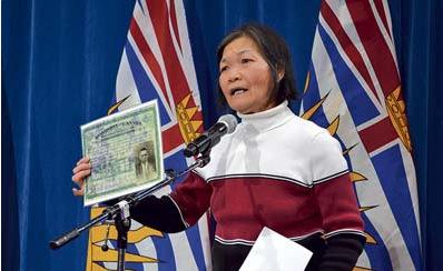 遭征收人頭稅華人的家屬，高舉先祖人頭稅證書要求賠償。(加拿大《星島日?qǐng)?bào)》/張文慈 攝)