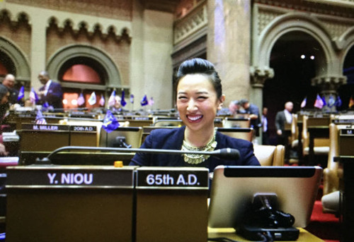 資料圖：2017年1月4日，牛毓琳在紐約州府奧伯尼正式宣誓就職。牛毓琳就職。(美國(guó)《世界日?qǐng)?bào)》)