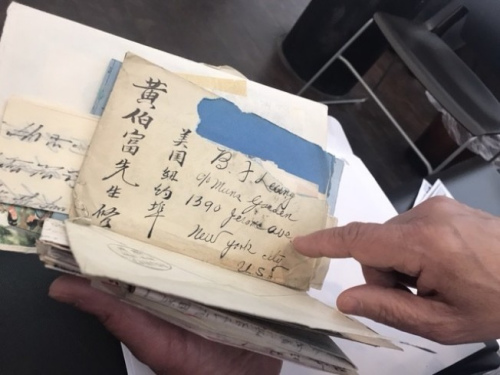 梁晉展示父親黃伯富收到中國家人寄來的信件。(美國《世界日?qǐng)?bào)》/牟蘭 翻拍)