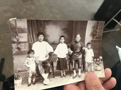 梁晉展示父親家人在中國的照片。(美國《世界日?qǐng)?bào)》/牟蘭 翻拍)