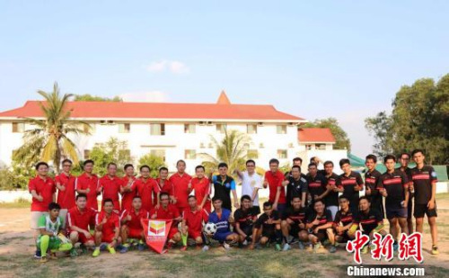圖為在柬中資企業(yè)的中柬員工足球運動員。商會提供