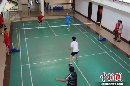 圖為羽毛球場的拼搏。商會提供