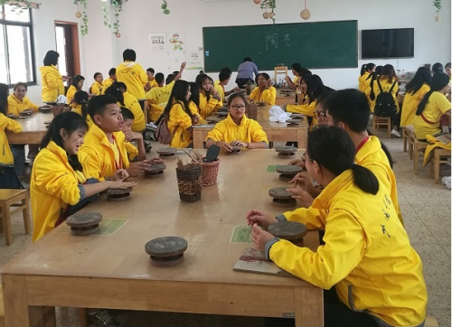 營員們體驗了制茶、品茶和陶藝等傳統(tǒng)文化活動